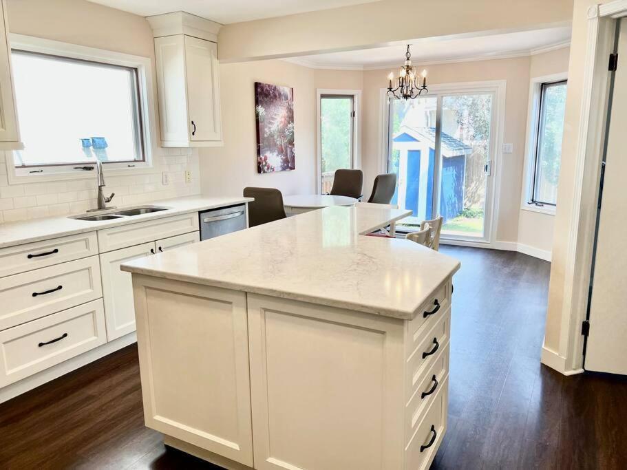 Crescent Heights Majesty Villa YYC Exterior foto